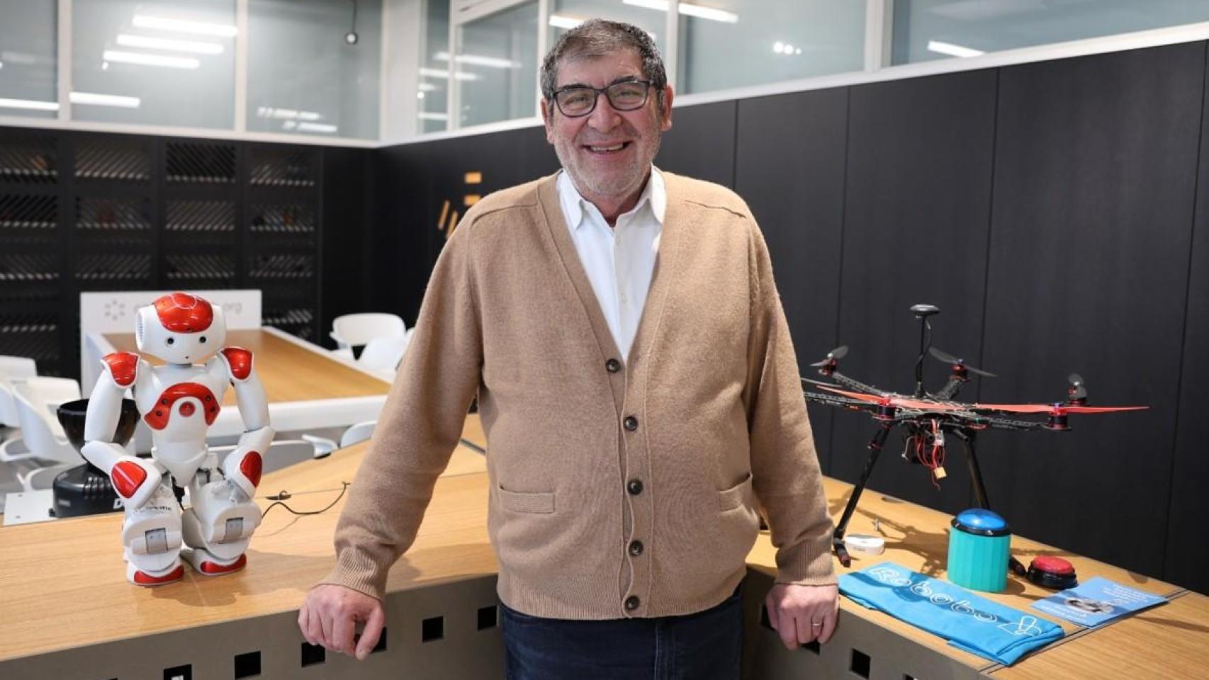 Manuel González Penedo, entre un robot y un dron en el Citic de la Universidade da Coruña.