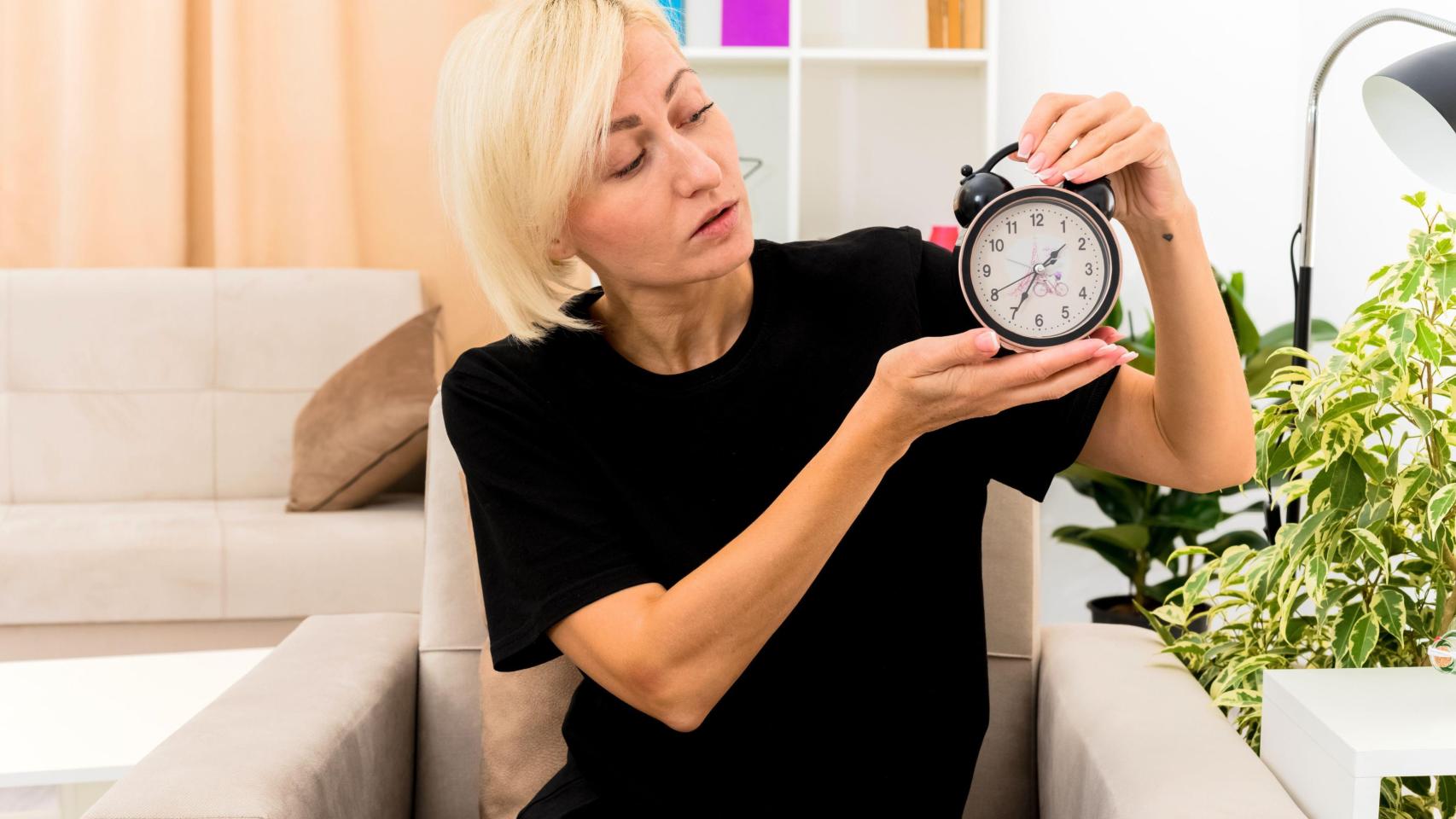 Mujer mirando la hora