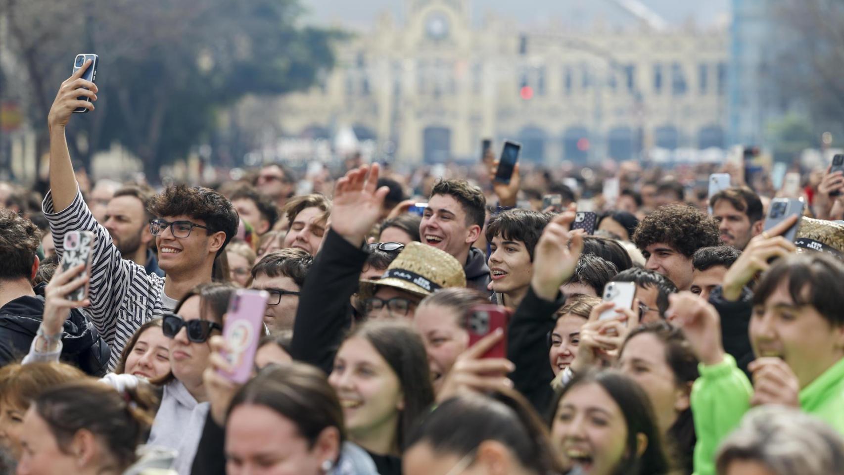 Un grupo de personas viendo una 'mascletà'