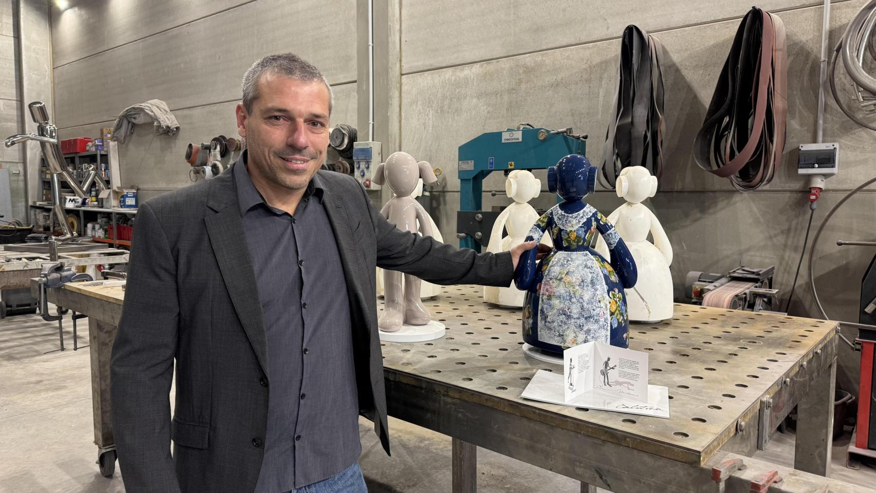 El escultor Julián Calatrava junto a su figura de fallera. EE