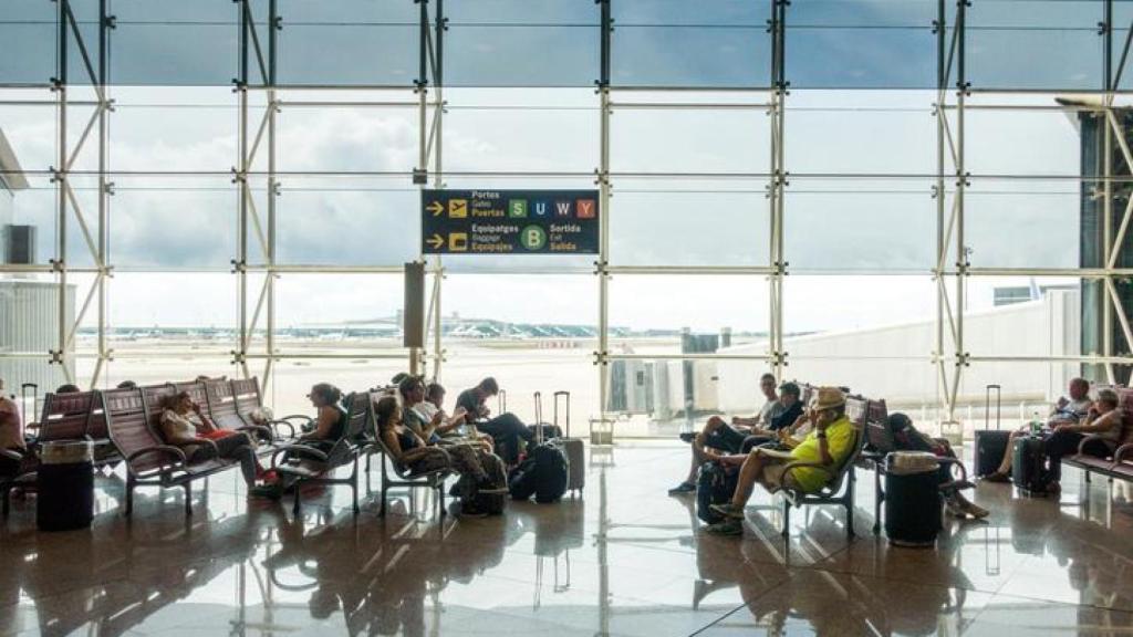Pasajeros en el aeropuerto del Prat, Barcelona.