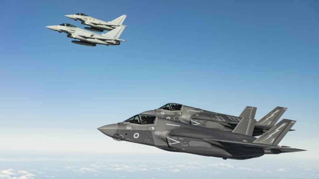 El Eurofighter Typhoon y el F-35B, distintos por diseño, actúan hoy como un solo sistema de combate.