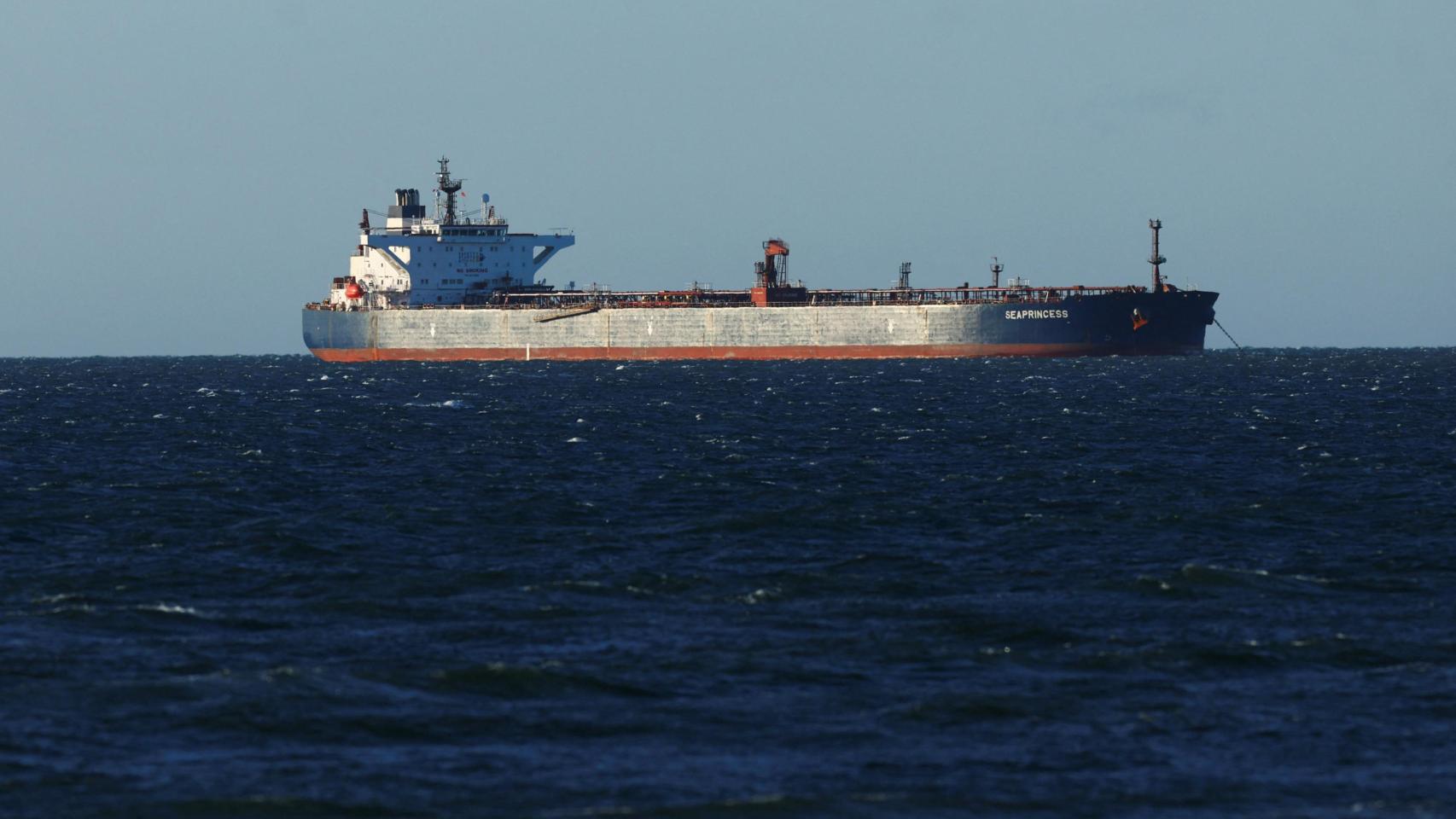 El petrolero Seaprincess frente al Golfo de Fos-sur-Mer, en Port-de-Bouc, Francia.
