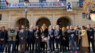 La ministra de Igualdad, Ana Redondo, durante el minuto de silencio celebrado este jueves frente al Ayuntamiento de Miranda de Ebro