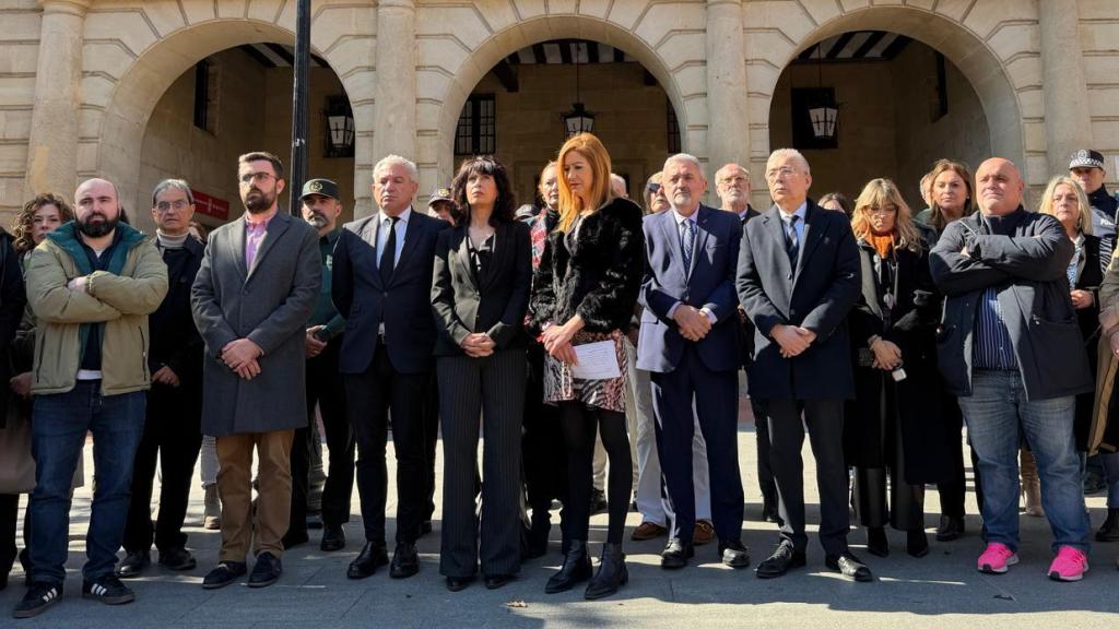 La ministra de Igualdad, Ana Redondo, durante el minuto de silencio celebrado este jueves frente al Ayuntamiento de Miranda de Ebro