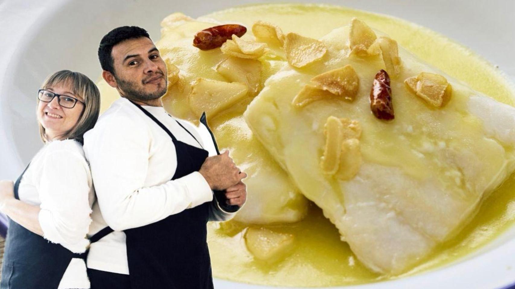 Los cocineros María y Miki junto a un plato de bacalao al pil pil.