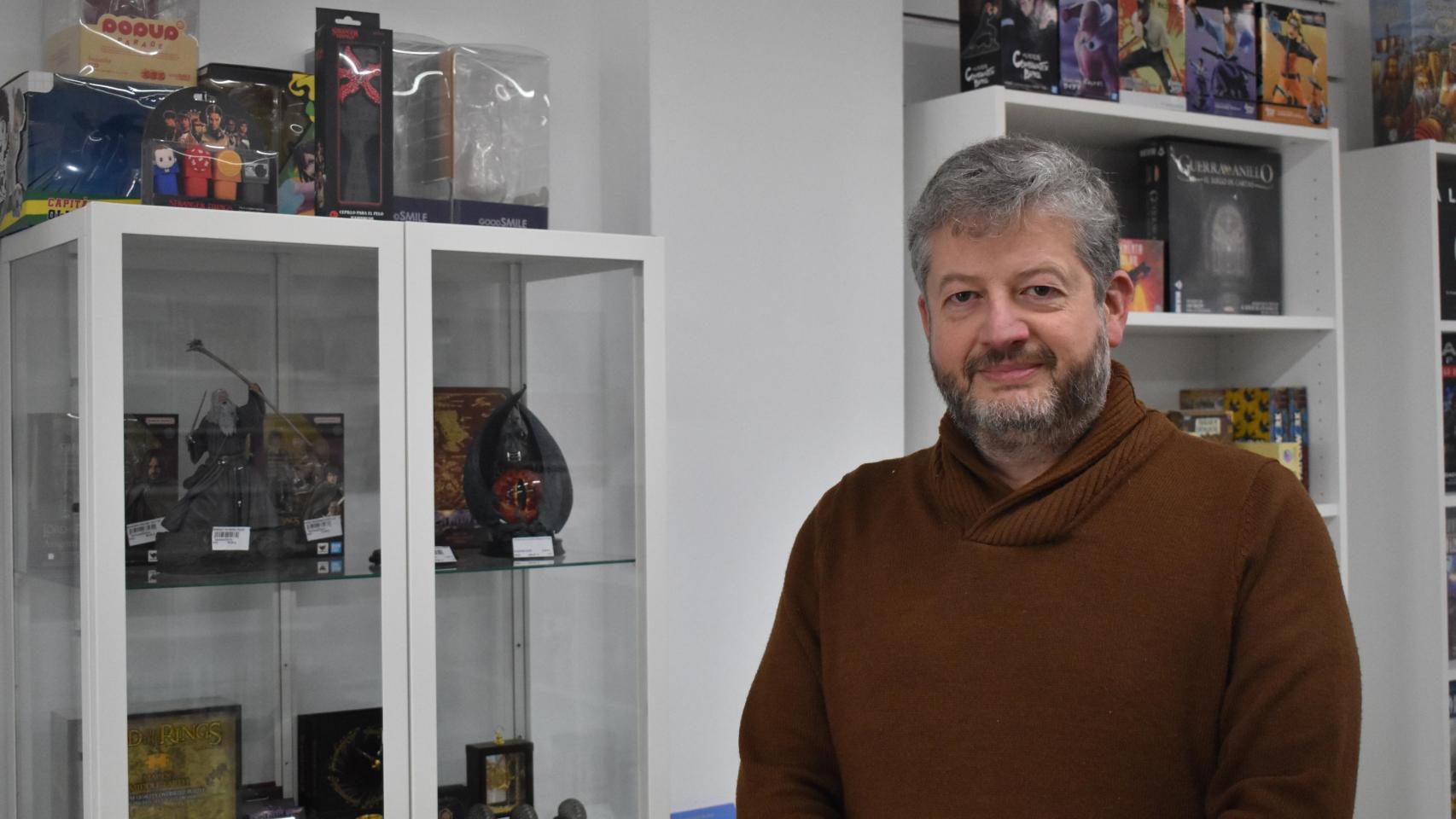 Andrés, dueño de la librería Isengard