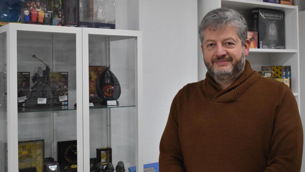 Andrés, dueño de la librería Isengard