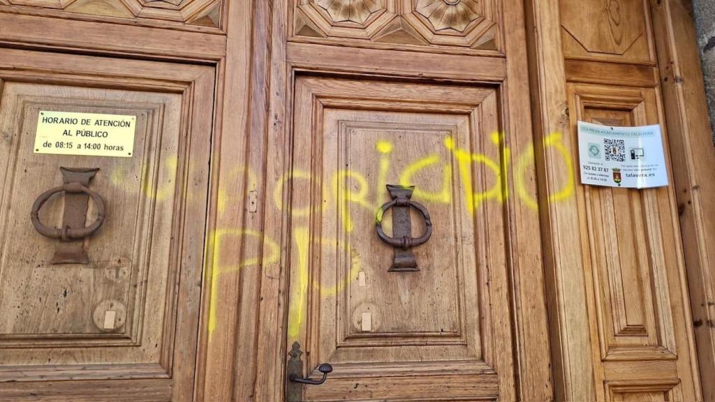 Pintada en el Ayuntamiento de Talavera de la Reina. Foto: Ayuntamiento.