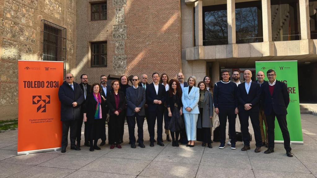 Foto de familia de respaldo a la candidatura a las puertas del Ministerio.
