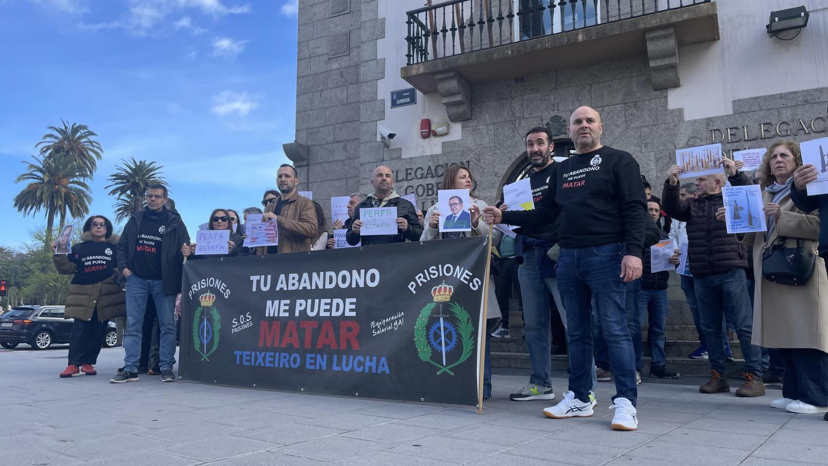 Los funcionarios de prisiones de Galicia en una concentración este 12 de marzo ante la Delegación del Gobierno.