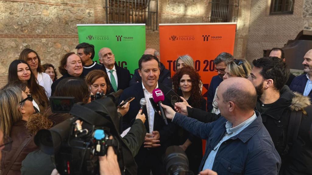 El alcalde atiende a los periodistas tras la exposición delante de un jurado internacional.