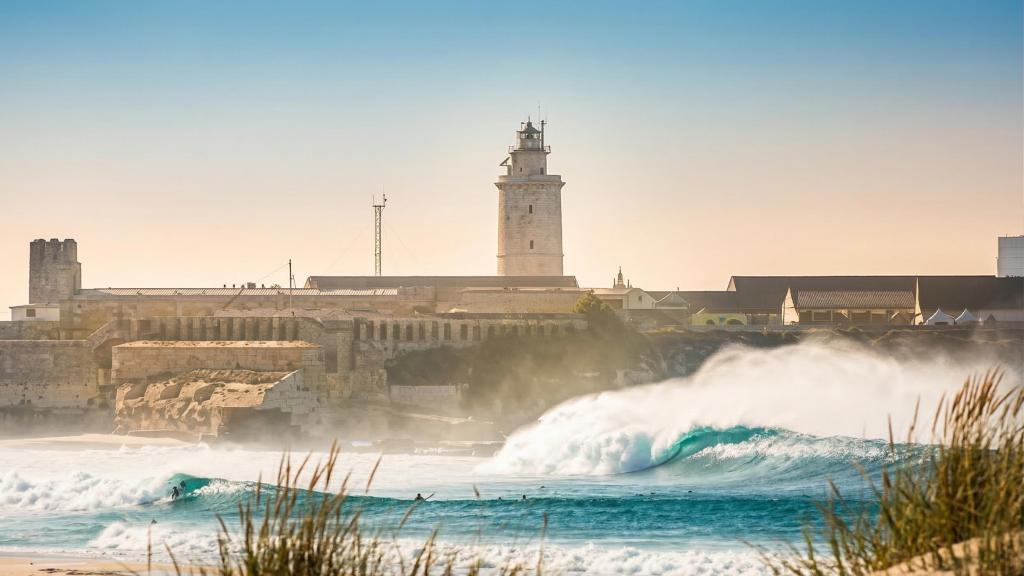 La playa de Tarifa, en Cádiz; al fondo, el faro.