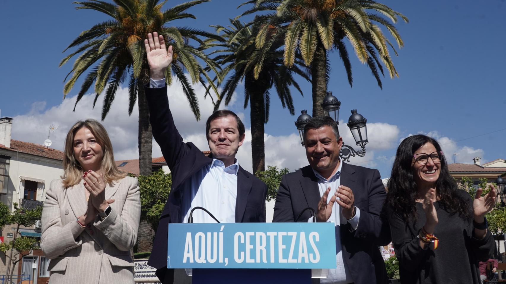 El candidato del PP a la reelección como presidente de la Junta, Alfonso Fernández Mañueco, participa en un acto electoral en el municipio abulense de Candeleda, este jueves