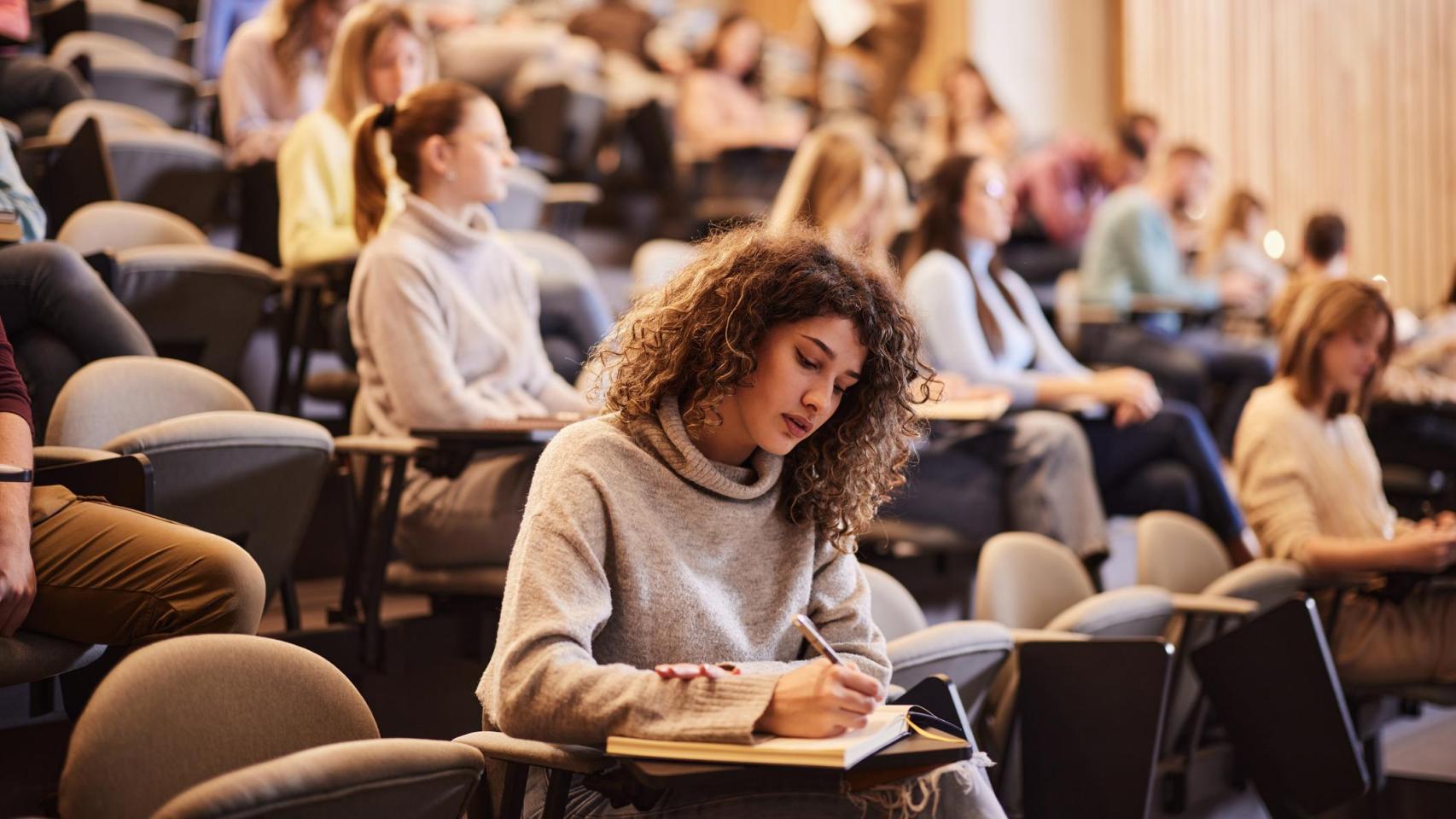 Un grupo de estudiantes en un aula.