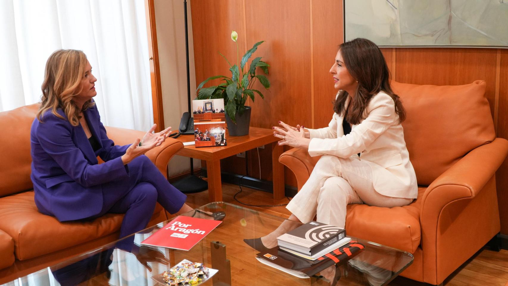 Pilar Alegría, este jueves, con la presidenta de las Cortes, María Navarro.