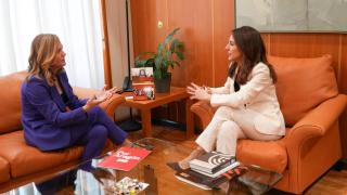 Pilar Alegría, este jueves, con la presidenta de las Cortes, María Navarro.