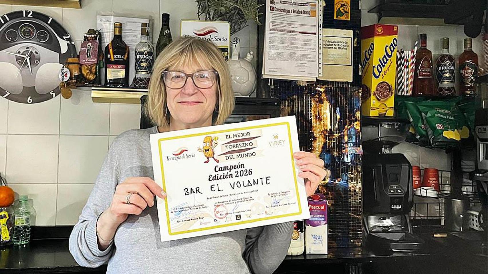 Carmen con el premio del mejor torrezno del mundo.