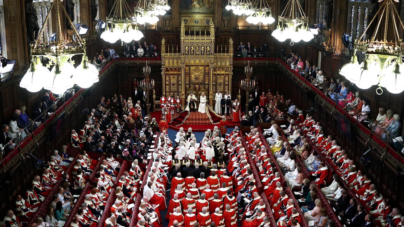 El rey Carlos III lee el discurso de apertura del Parlamento birtánico en la Cámara de los Lores.