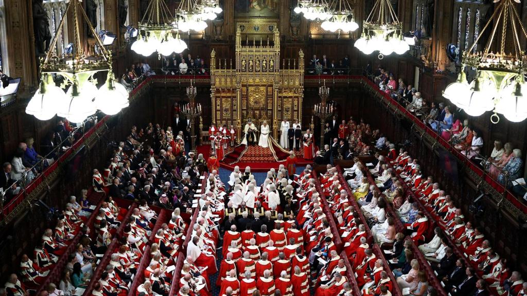 El rey Carlos III lee el discurso de apertura del Parlamento birtánico en la Cámara de los Lores.