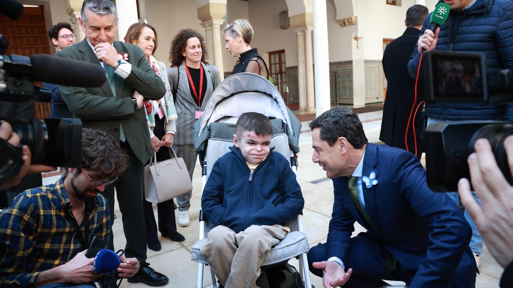 Leo, el niño afectado por piel de mariposa, junto al presidente de la Junta de Andalucía.