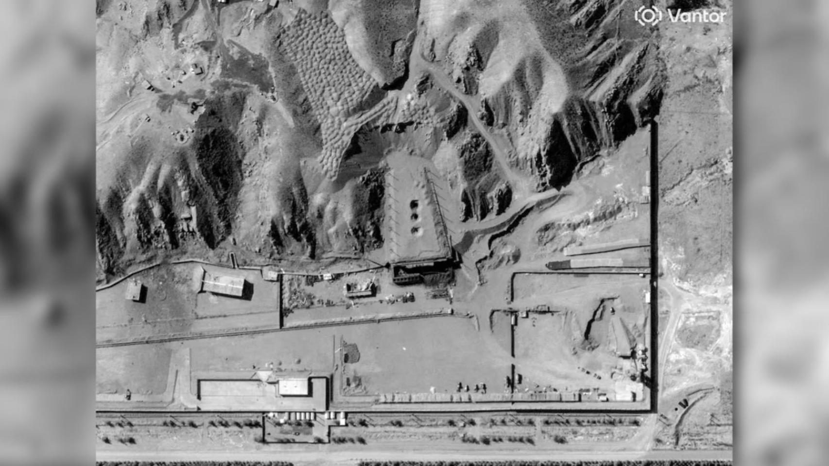 Imágenes por satélite compartidas por medios israelíes que muestran el área protegida con tres cráteres presuntamente fruto de los ataques israelíes.