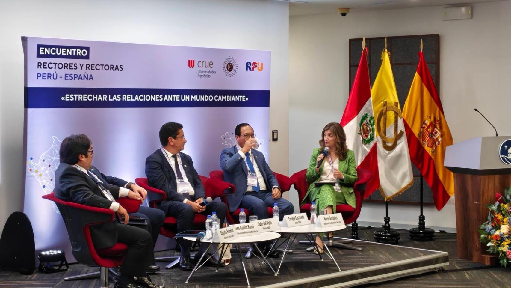 La rectora de la ULE, Nuria González, ha participado en un encuentro con universidades peruanas