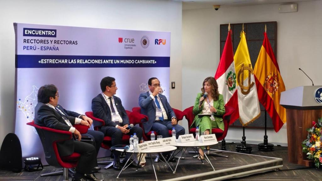 La rectora de la ULE, Nuria González, ha participado en un encuentro con universidades peruanas