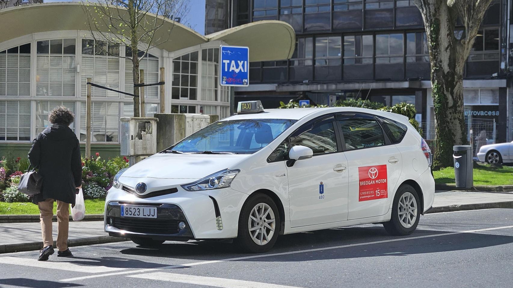 Taxi en la parada de la plaza de Ourense de A Coruña.