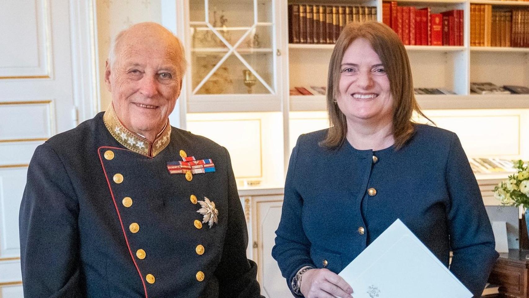 Harald de Noruega, junto a la nueva embajadora de Montenegro, Snežana Radović.