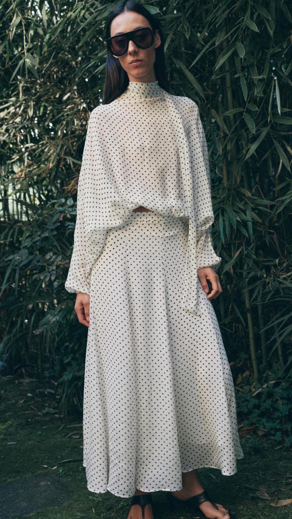 Falda midi y blusa de lunares, de ZW Collection, de Zara.
