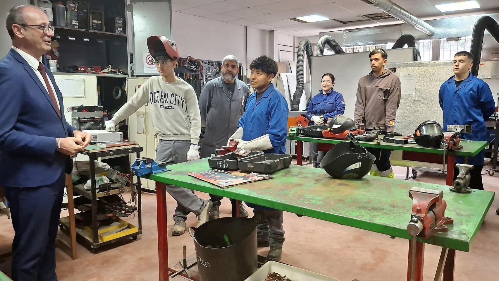 El consejero de Educación y Formación Profesional, Víctor Marín, visita el IES Sierra de Carrascoy (El Palmar-Murcia).