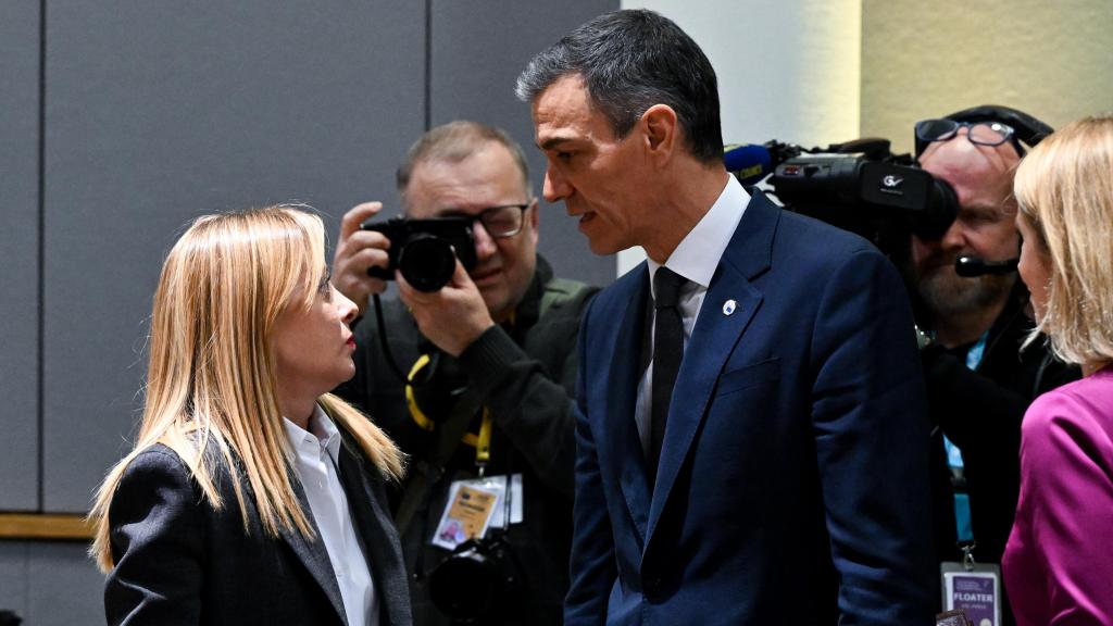 Pedro Sánchez conversa con Giorgia Meloni durante la penúltima cumbre del 22 de enero.