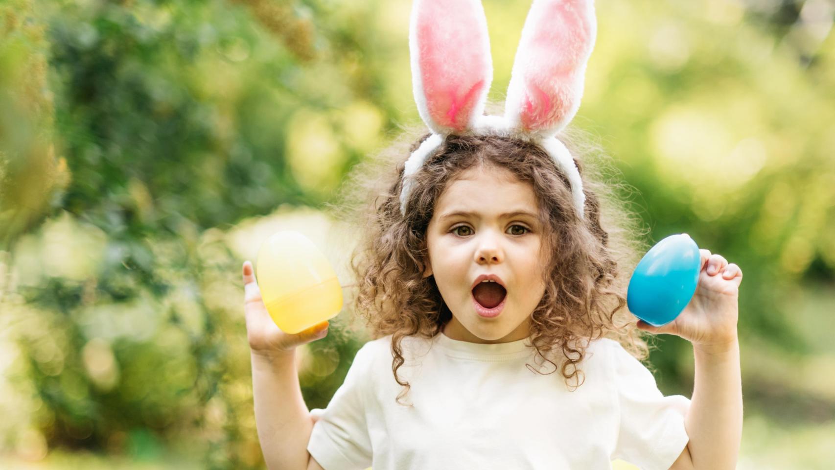Una niña con dos huevos de Pascua