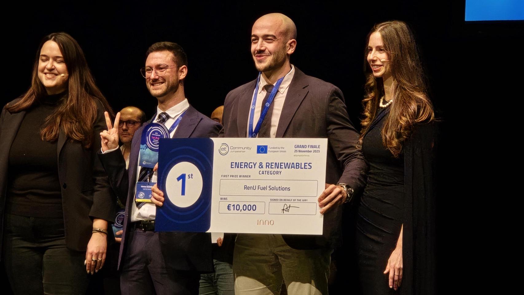 Albanese y Gil Cordero muestran el premio conquistado en Jumpstarters.