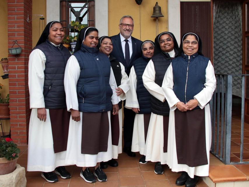 Pollán con un grupo de monjas durante la presentación de la feria “Dulce Tentación”