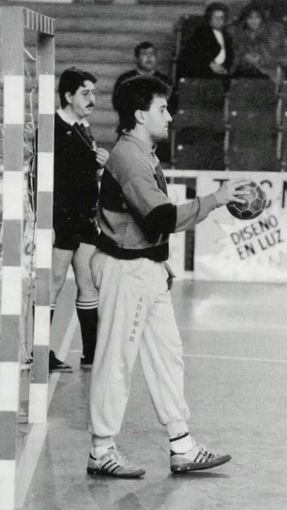 Candidato de Vox, mientras trabajaba como portero de balonmano