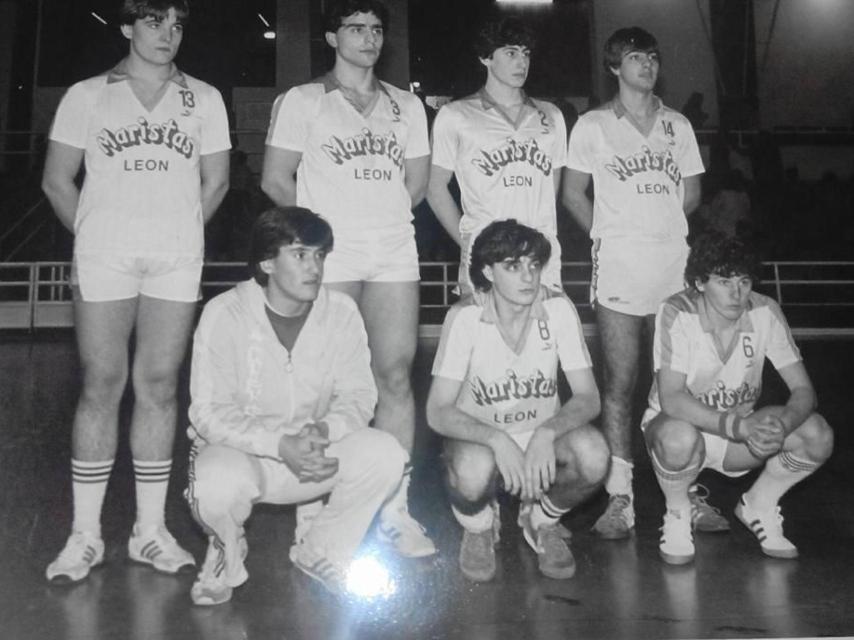 El candidato de Vox, fila inferior, primero desde la izquierda, durante su etapa en el equipo de balonmano del colegio Maristas de León