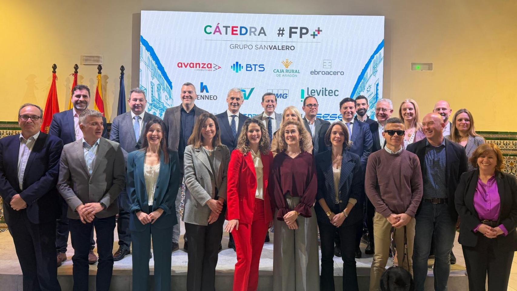 Grupo San Valero y representantes de las doce empresas Cátedra FP++.