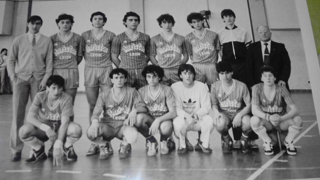 Polonia se sienta en la última fila con una sudadera blanca mientras juega en el equipo de balonmano del Colegio Marista León