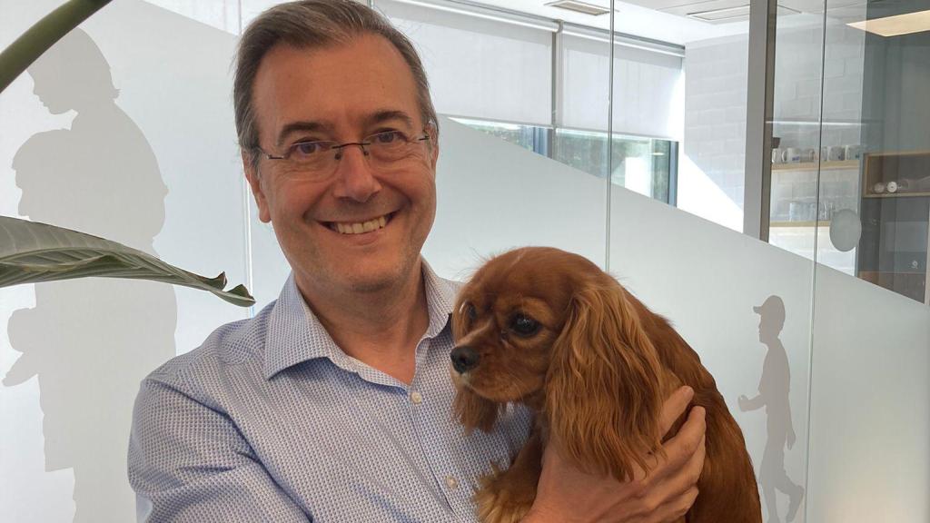 Juan Pascual, veterinario con un perro.