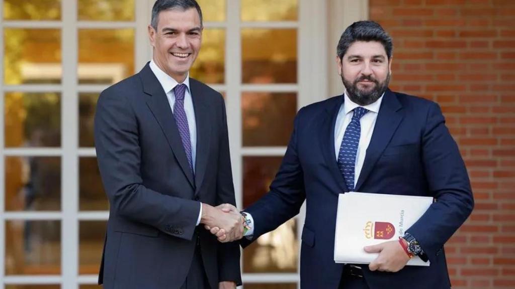 López Miras junto al presidente del Gobierno Central, Pedro Sánchez. EFE