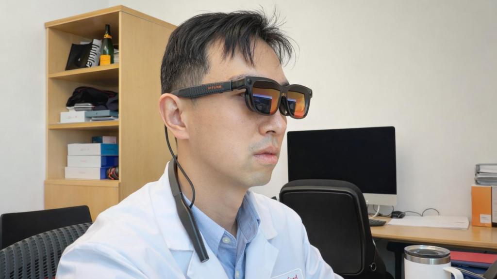 Le Cong, responsable del proyecto MedOS, con las gafas de realidad mixta.