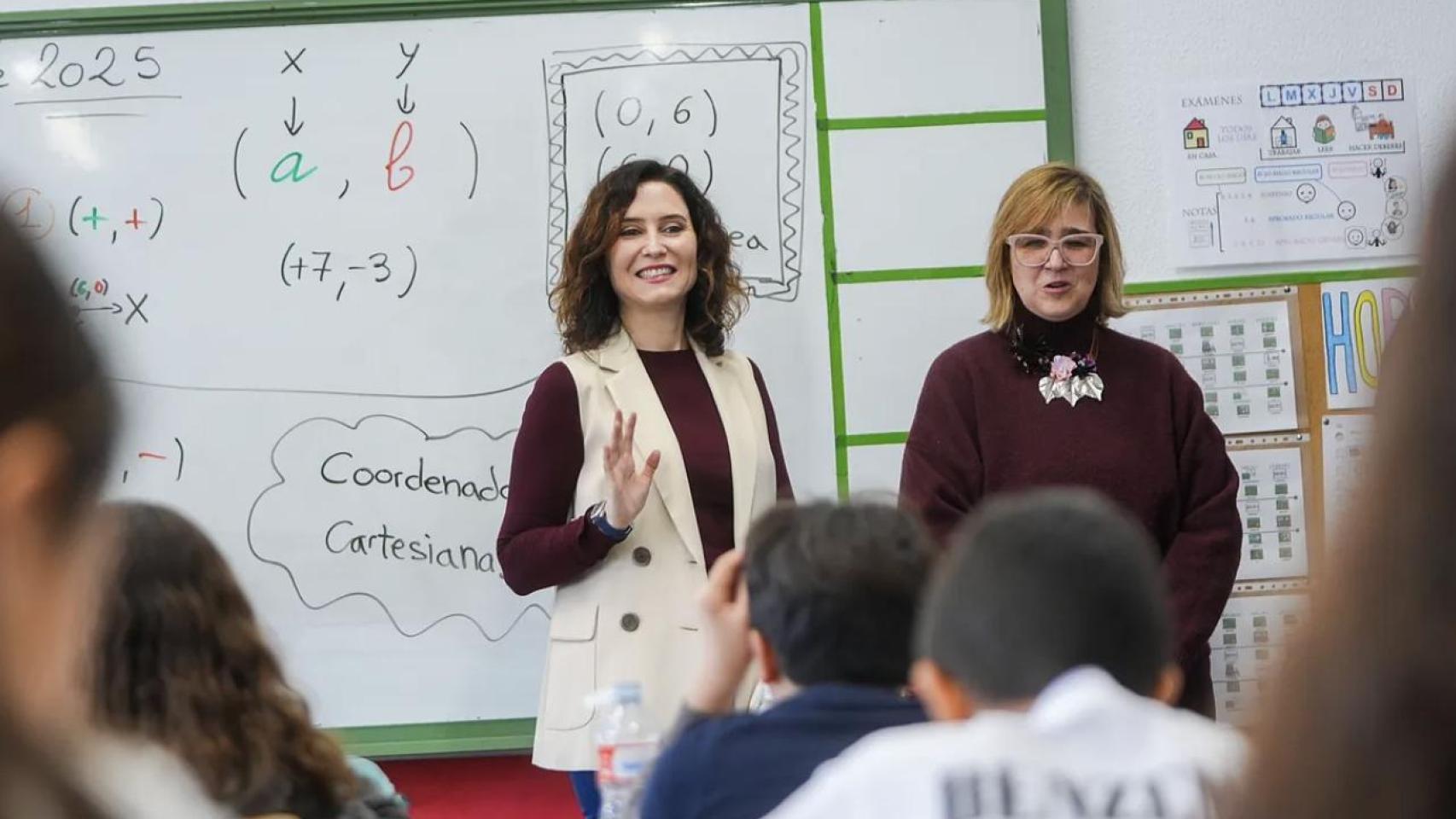 La presidenta de la Comunidad de Madrid, Isabel Díaz Ayuso, en un colegio de Madrid.