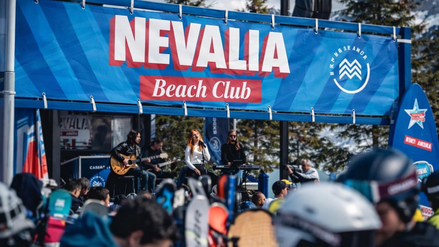 Leire Martínez durante su concierto en el Beach Club de Formigal en el marco del festival Nevalia.