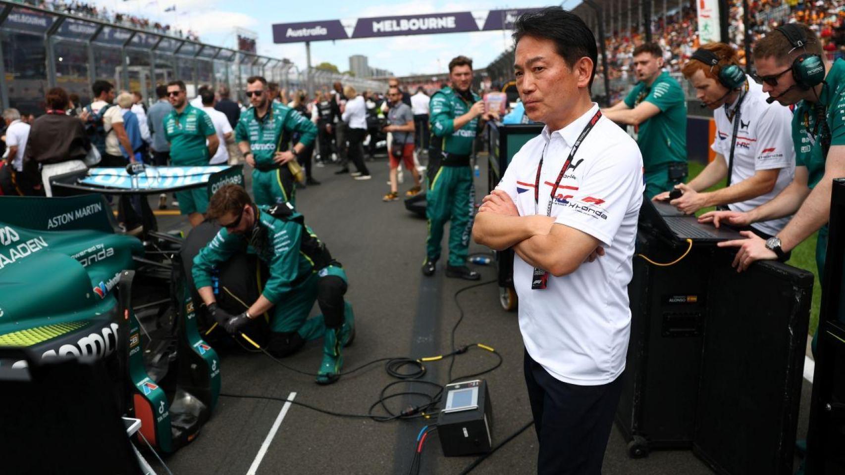 Koji Watanabe, presidente de Honda Racing, junto al AMR26 en la parrilla de salida del GP de Australia.