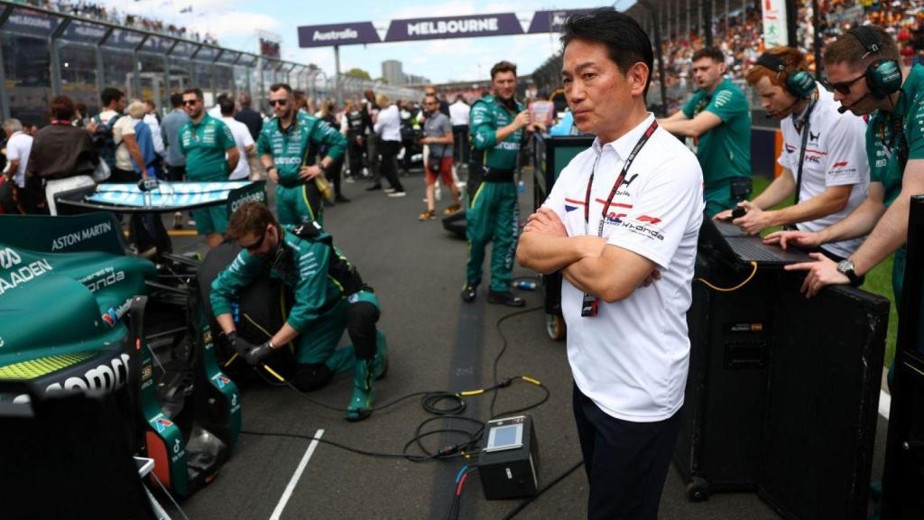 Koji Watanabe, presidente de Honda Racing, junto al AMR26 en la parrilla de salida del GP de Australia.