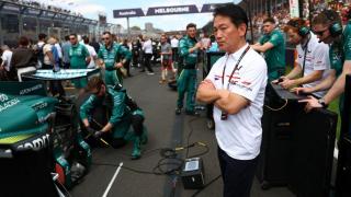 Koji Watanabe, presidente de Honda Racing, junto al AMR26 en la parrilla de salida del GP de Australia.
