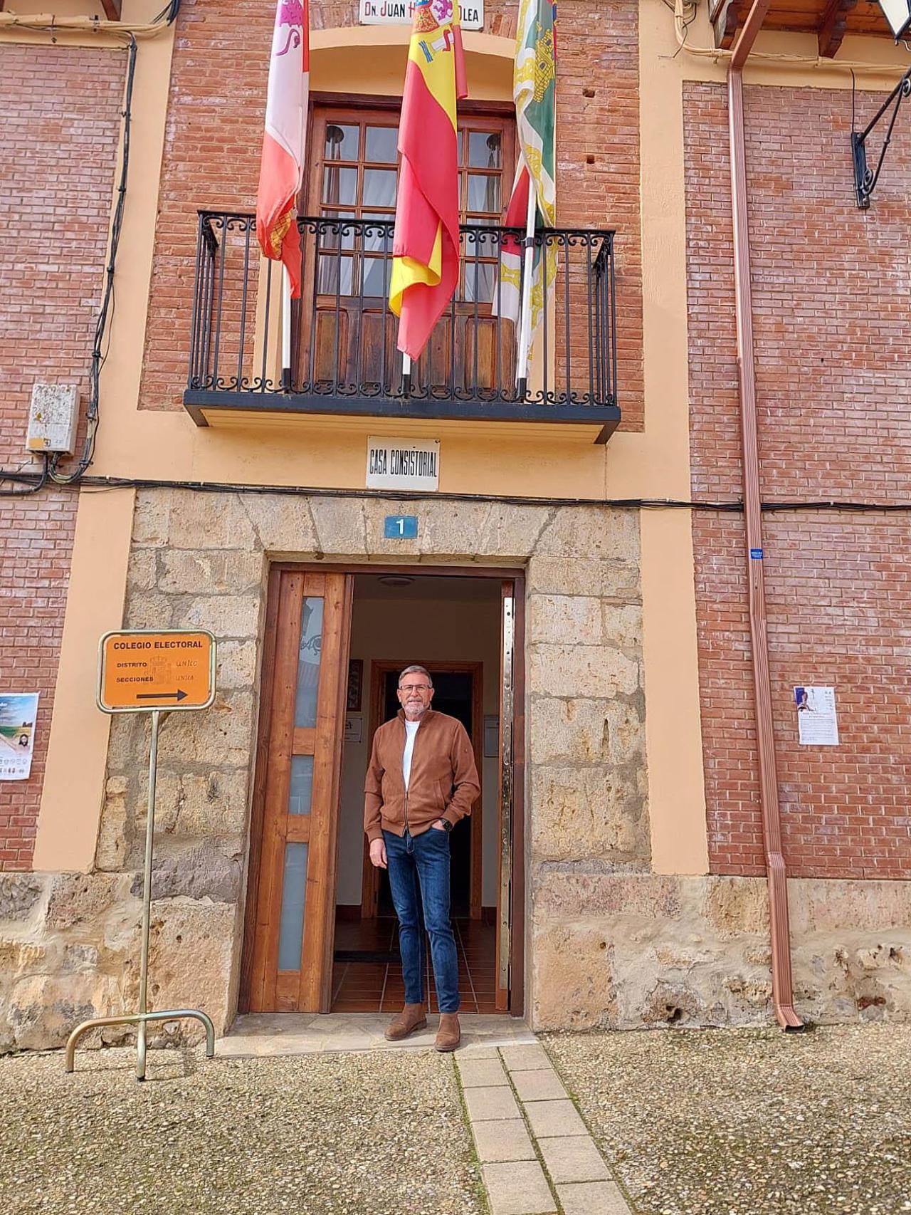 Javier Álvarez junto al Ayuntamiento de Tordehumos.