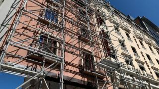 La fachada 'colgante' donde se levantarán las nuevas viviendas en el Coso.
